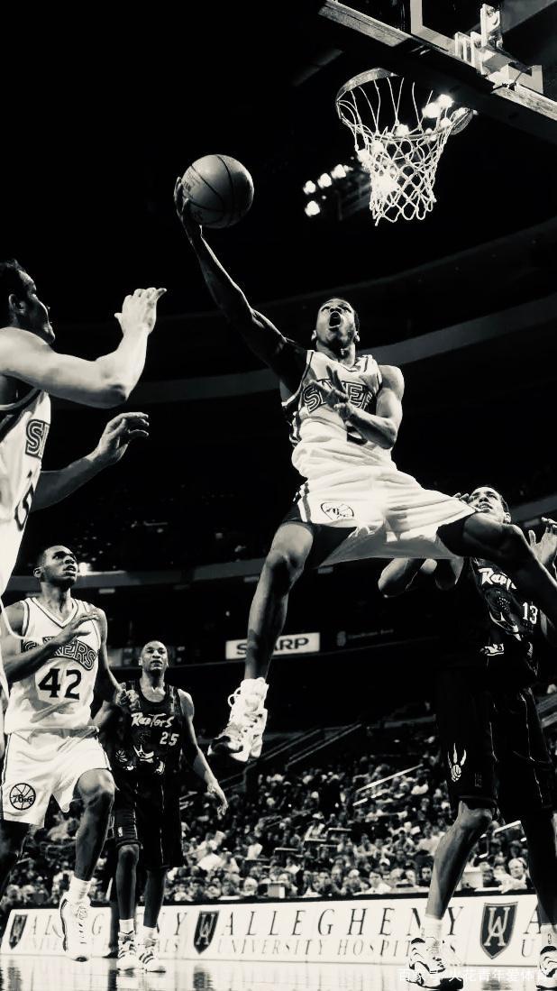 媒体人：微波炉陈盈骏在FIBA更可怕 世预赛要防止他过早化身杀神（媒体人：陈盈骏在FIBA火力更猛，世预赛需防其提前爆发）