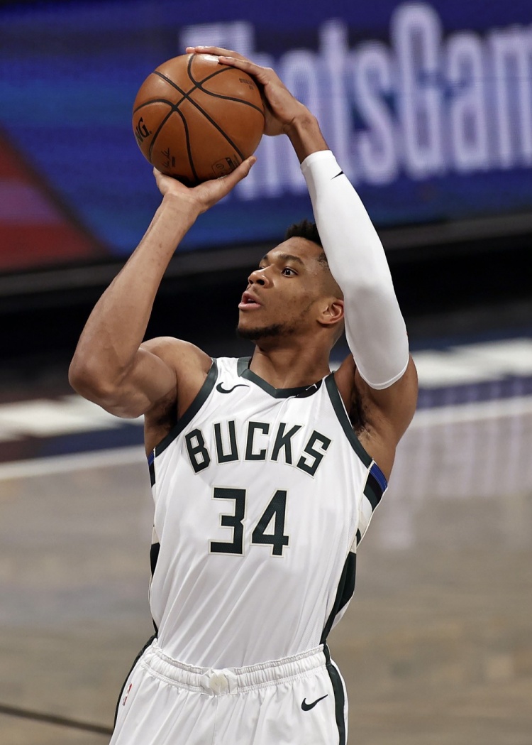 法尔克：诺伊尔续约可能目前是五五开，明年3月后会有最终决定（法尔克：诺伊尔续约前景各半，最终决定预计明年3月后出炉）