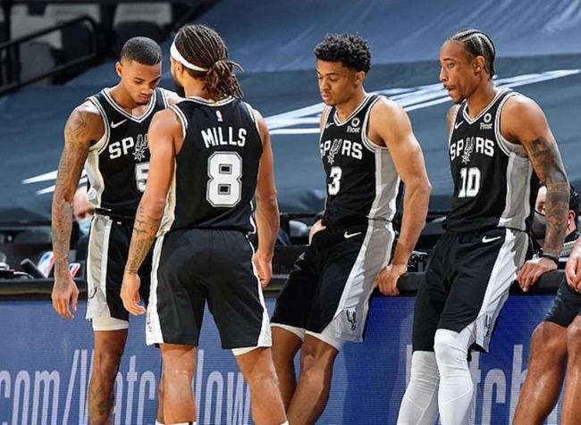 里夫斯17罚15中狂砍36分8助攻，湖人铩羽凯尔特人背靠背鏖战惨败（里夫斯17罚15中砍36分8助，湖人背靠背鏖战仍惨败于凯尔特人）