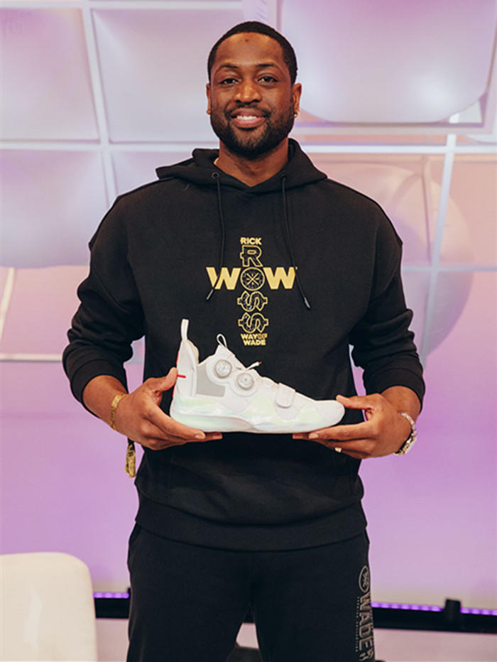 队中核心主动降薪续约，球迷盛赞忠诚（核心球员自愿降薪留队，球迷齐声点赞忠诚）