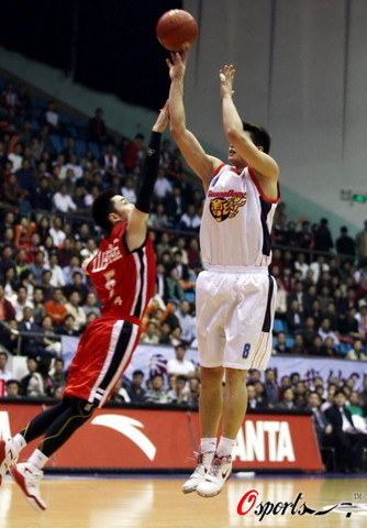 C罗未婚妻乔治娜点赞梅西妻子安东内拉夺冠帖（C罗未婚妻乔治娜为梅西妻子安东内拉夺冠动态点赞）