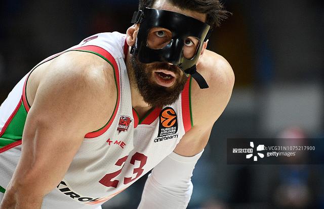 亨利：皇马半年就想换掉阿隆索太荒诞了，在那只会执教还不够（亨利：皇马仅半年就要换阿隆索太离谱，那里光会执教远远不够）