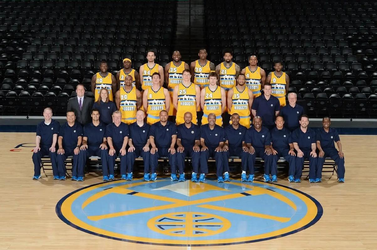 凯尔登：我们靠团队协作赢球 要是有人手感正热我们会把球给他（凯尔登：团队配合是制胜之道，队友手感火热时我们会优先喂球）