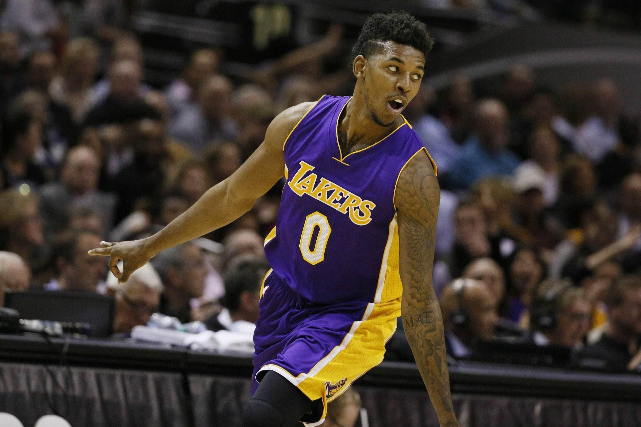 40岁以上单场25分+10助场次：詹姆斯5次，其他人0次（40岁以上球员单场25分+10助攻达成次数：詹姆斯5次，其他人0次）