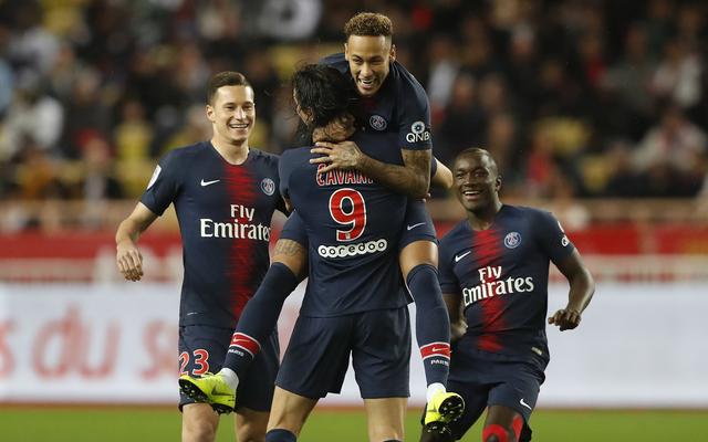 看台嘘声不断（看台嘘声此起彼伏）