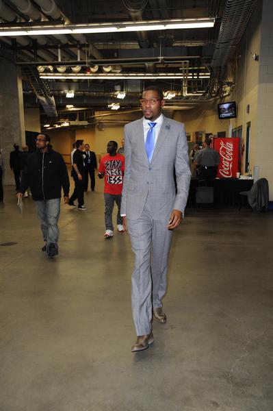 亚泰为客场全勤球迷颁发纪念证书，谭龙、徐浩峰等人参与颁奖（亚泰向客场全勤球迷颁发纪念证书，谭龙、徐浩峰等出席颁奖）